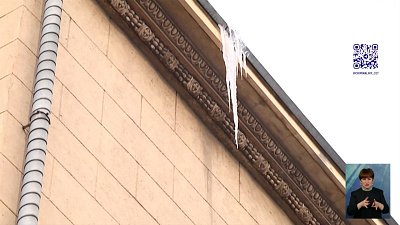 Ребенок пострадал от упавшей с крыши глыбы льда