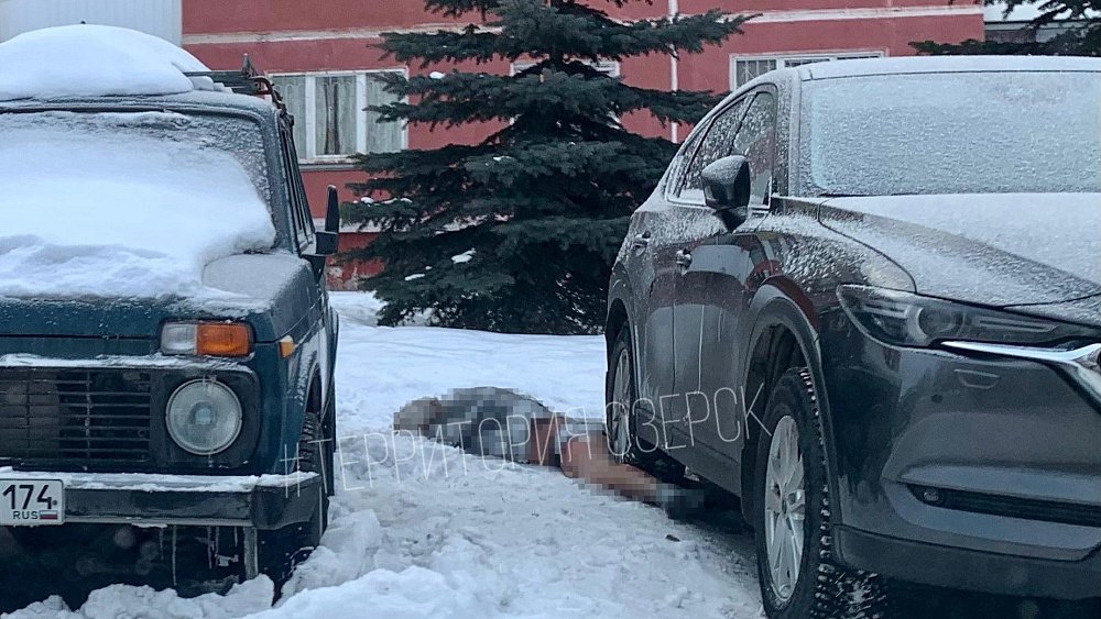 Тело полураздетого мужчины обнаружили около дома в Челябинской области