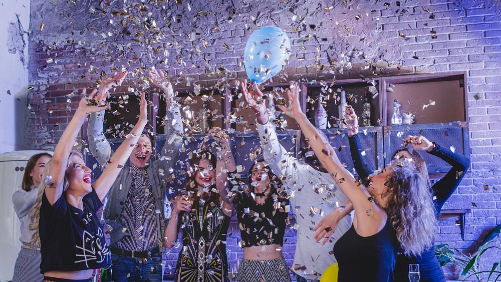 Больше половины жителей Челябинска отметят 8 Марта на работе