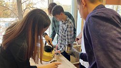 Школьники из Челябинска сделали запас окопных свечей для бойцов СВО