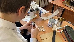 Школьники из Челябинска сделали запас окопных свечей для бойцов СВО