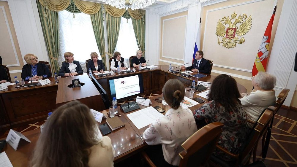 Губернатор Челябинской области поздравил учительниц Южного Урала с 8 Марта