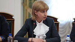 Губернатор Челябинской области поздравил учительниц Южного Урала с 8 Марта