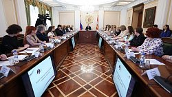 Губернатор Челябинской области поздравил учительниц Южного Урала с 8 Марта