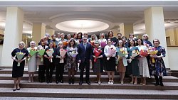 Губернатор Челябинской области поздравил учительниц Южного Урала с 8 Марта