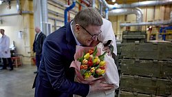 Алексей Текслер поздравил сотрудниц завода пластмасс в Копейске с 8 Марта