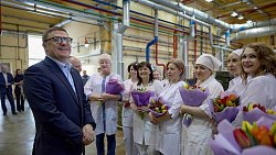 Алексей Текслер поздравил сотрудниц завода пластмасс в Копейске с 8 Марта
