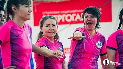 Когда в футбол играют женщины, мужчины сидят дома с детьми