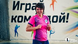 Когда в футбол играют женщины, мужчины сидят дома с детьми