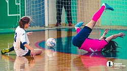 Когда в футбол играют женщины, мужчины сидят дома с детьми