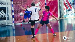 Когда в футбол играют женщины, мужчины сидят дома с детьми