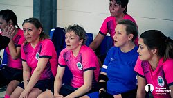 Когда в футбол играют женщины, мужчины сидят дома с детьми