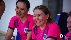 Когда в футбол играют женщины, мужчины сидят дома с детьми