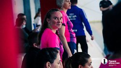 Когда в футбол играют женщины, мужчины сидят дома с детьми