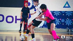 Когда в футбол играют женщины, мужчины сидят дома с детьми