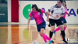 Когда в футбол играют женщины, мужчины сидят дома с детьми