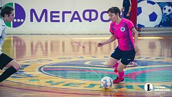 Когда в футбол играют женщины, мужчины сидят дома с детьми