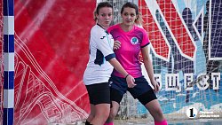 Когда в футбол играют женщины, мужчины сидят дома с детьми