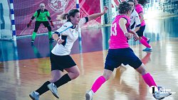 Когда в футбол играют женщины, мужчины сидят дома с детьми