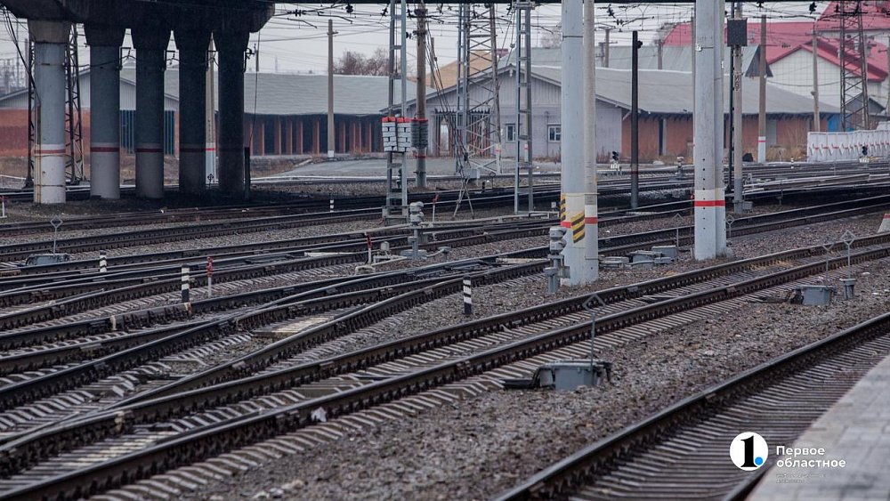 Работник завода погиб под колесами пассажирского поезда в Челябинской области