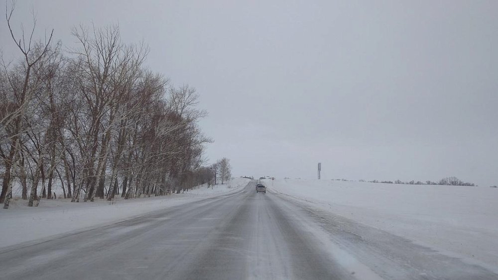 На дорогах Челябинской области сохраняется сложная обстановка из‑за низовой метели