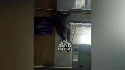 В Златоусте жильцы одного из домов выходят из подъезда через окно