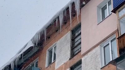 В Симе местному жителю предложили самому сбить сосульки с крыши многоквартирного дома