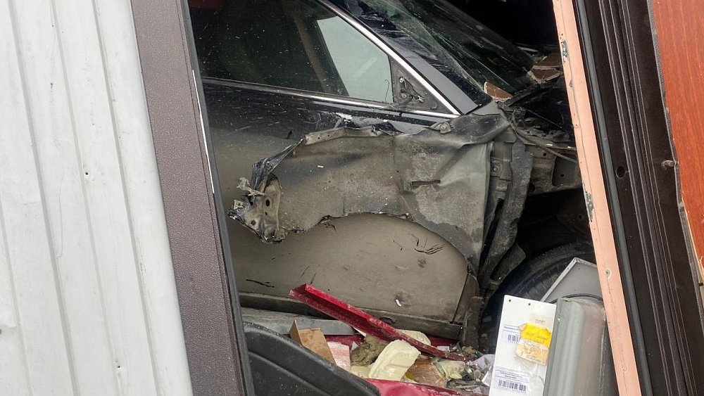 В Челябинске женщина за рулем Toyota врезалась в торговый павильон