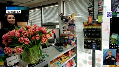 Работники АЗС подарили девушкам цветы