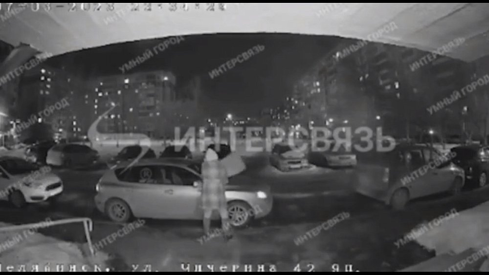 В челябинском дворе женщина разбила стулом четыре машины
