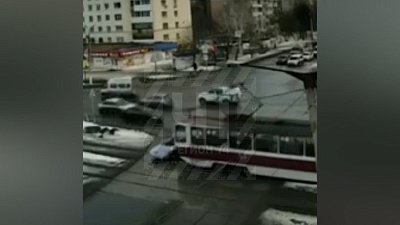 В Златоусте легковушка попала под трамвай