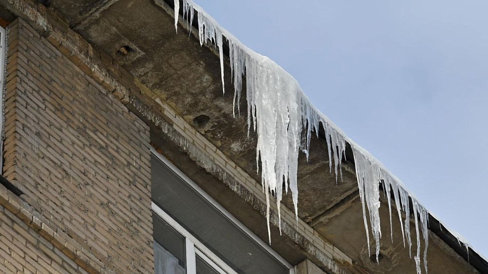 В Челябинской области школьник погиб из‑за падения льдины с крыши ФОКа