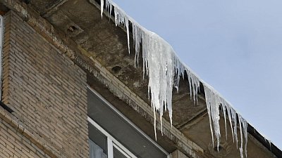 В Челябинской области школьник погиб из‑за падения льдины с крыши ФОКа