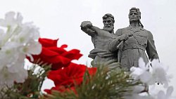 Владимир Якушев почтил память воинов Уральского добровольческого танкового корпуса