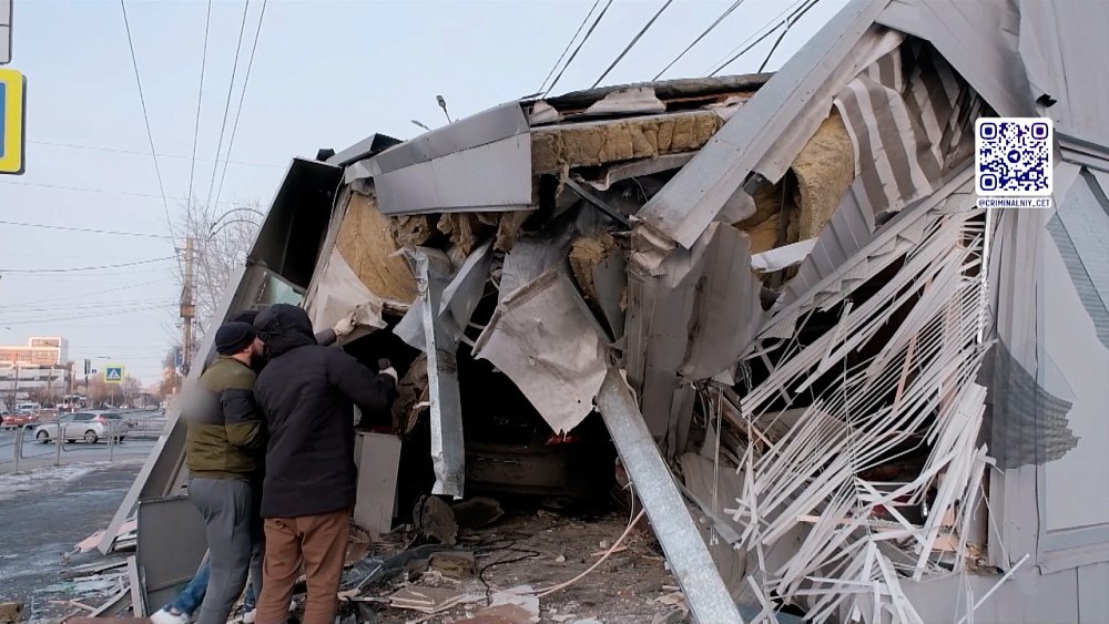 Легковушка влетела в торговый павильон в Челябинске