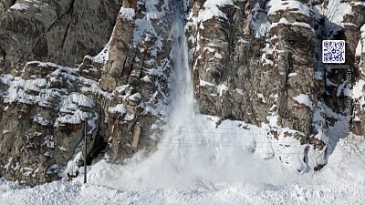 В Челябинской области спустили снег со скал