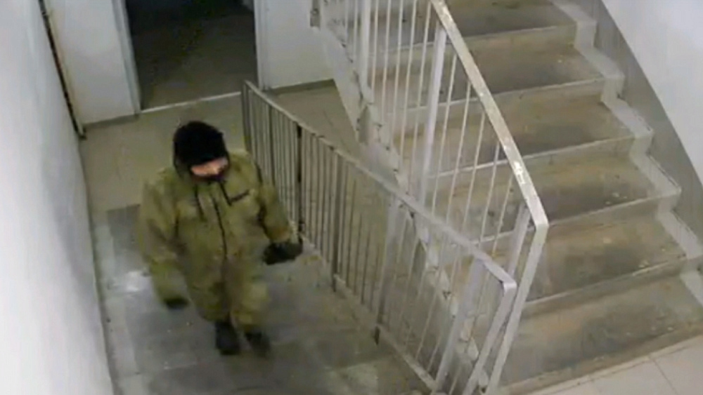 Жителей челябинского микрорайона Парковый напугала выкрикивавшая угрозы женщина в камуфляже