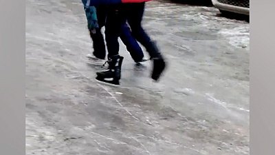 Дети в Челябинске катаются на коньках по обледеневшей улице