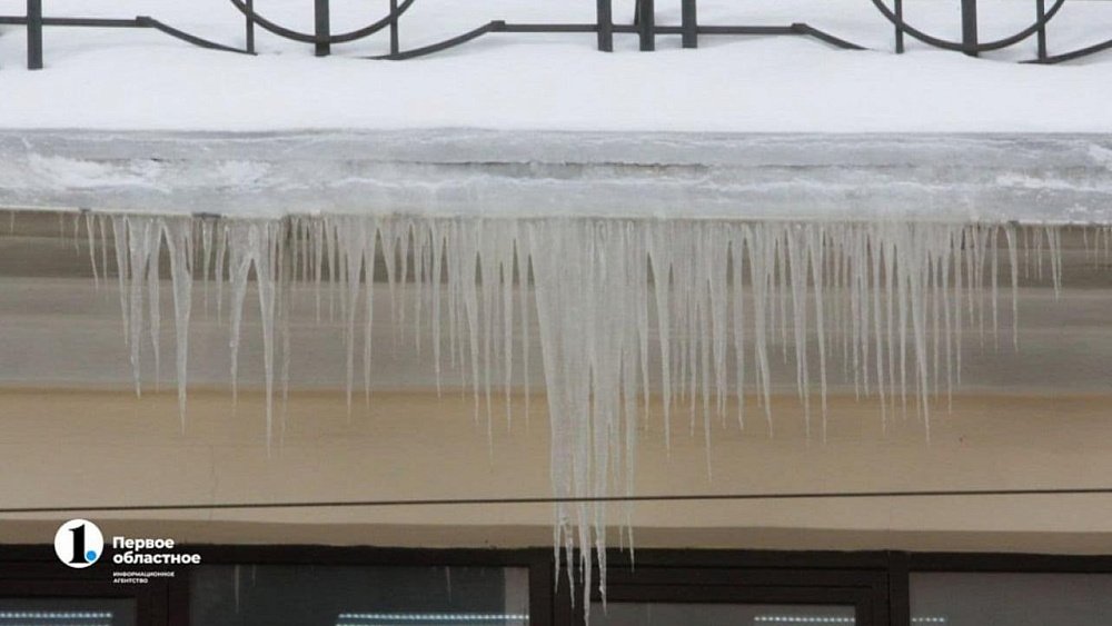Мэр Челябинска поручила продолжить ежедневную борьбу с сосульками на крышах