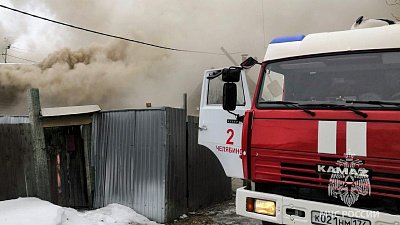 В Челябинске пожар в частном доме перекинулся на соседние строения