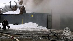 В Челябинске пожар в частном доме перекинулся на соседние строения