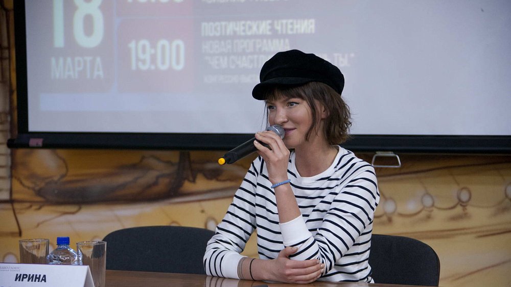 Челябинский поклонник Ах Астаховой подарил поэтессе диск Валерии