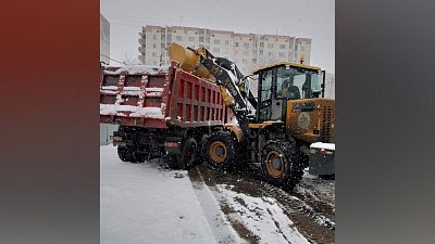 Дорожные рабочие в Челябинске устраняют последствия снегопада