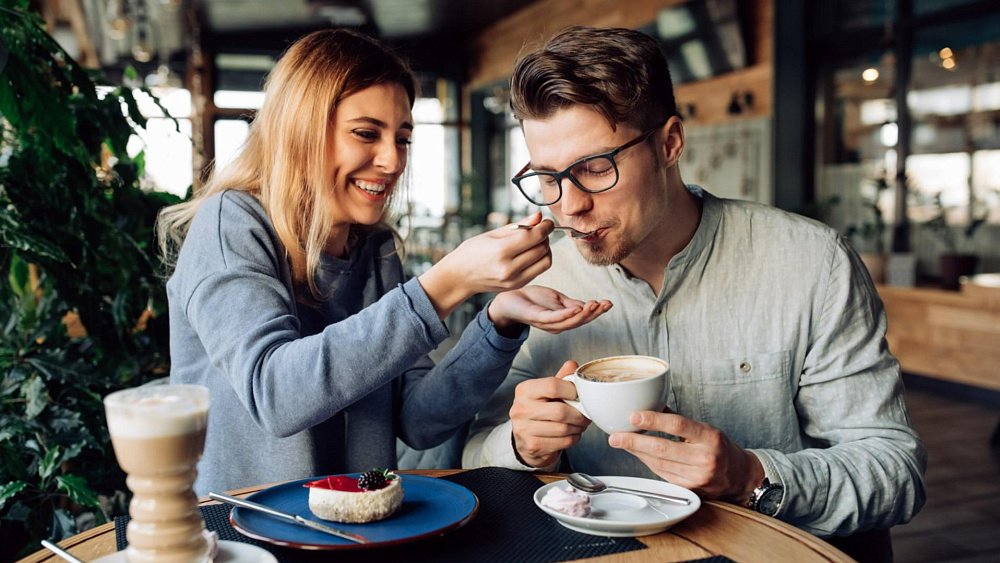 Мифы о гепатите C: риски заражения через посуду и поцелуи