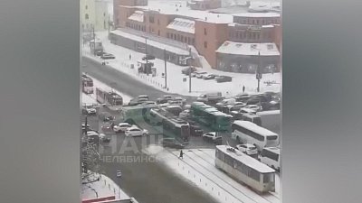 В центре Челябинска транспорт не смог разъехаться на оживленном перекрестке