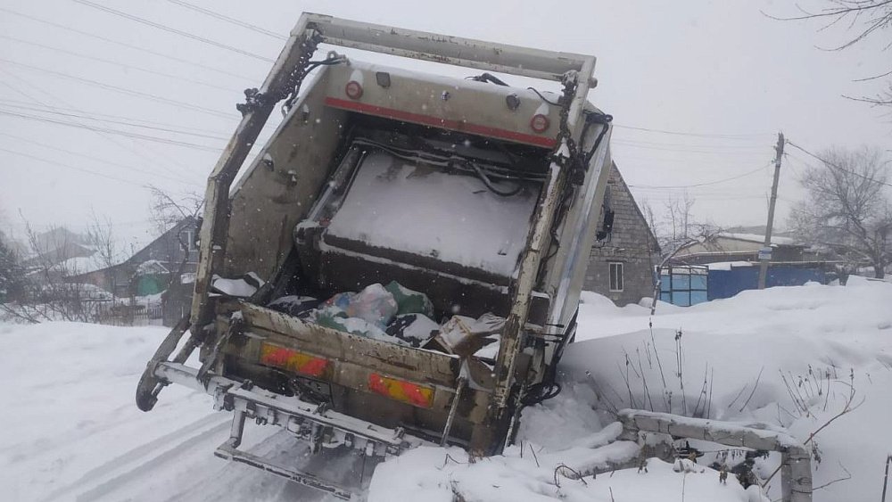 Жителей Челябинской области предупредили о перебоях с вывозом мусора из‑за снегопадов