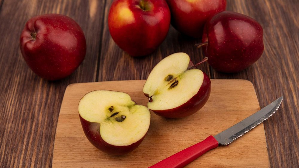 Кому нужно счищать кожуру с яблок перед едой