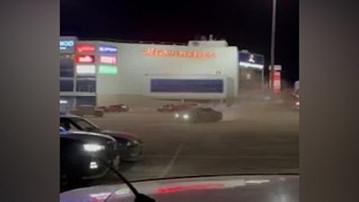 В Магнитогорске жители пожаловались на дрифтующий автомобиль возле ТРК