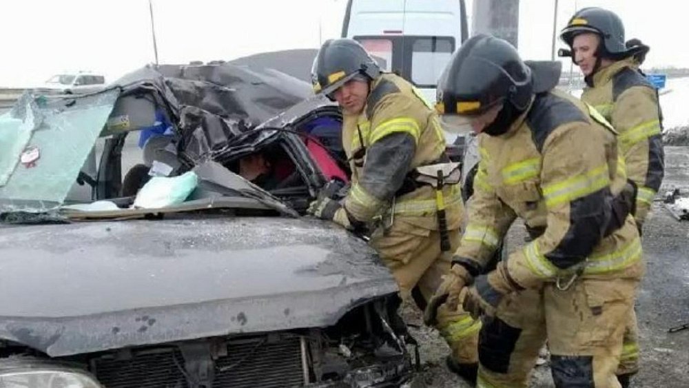 Под Челябинском семью с ребенком зажало в авто после ДТП