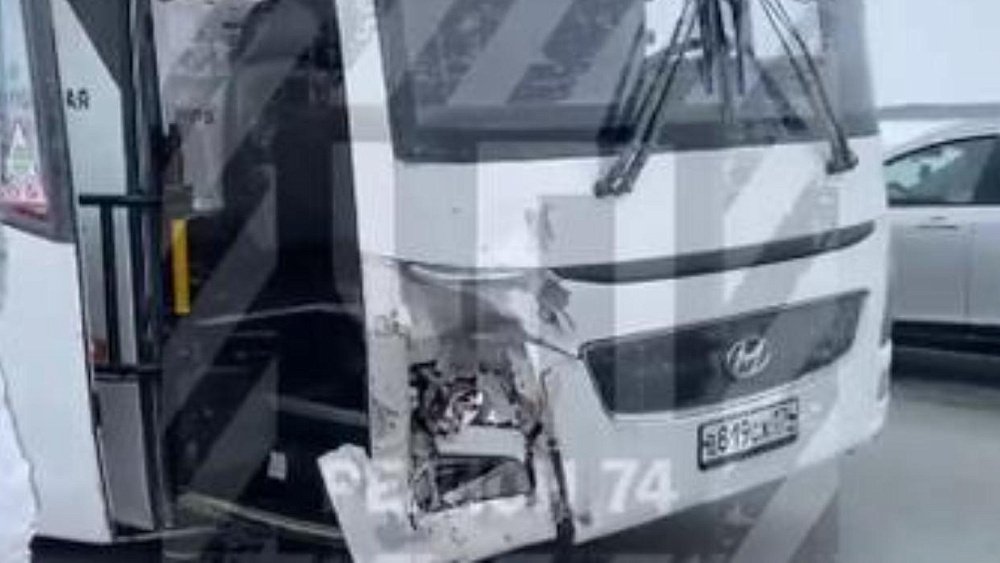 На трассе в Челябинской области автомобиль столкнулся с автобусом